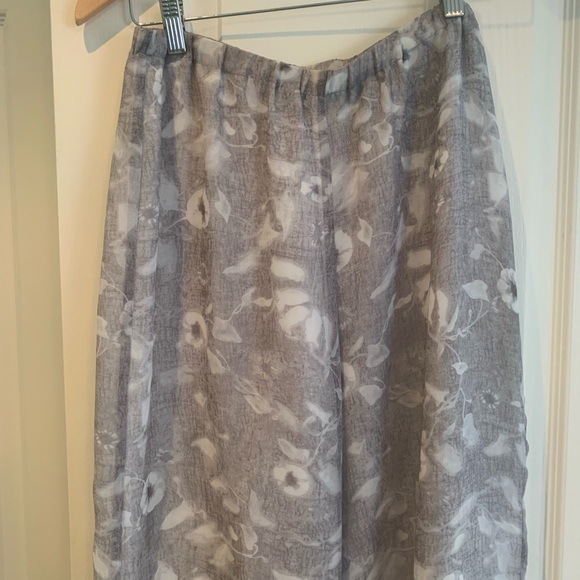 Women’s Pants - Picture 3 of 7